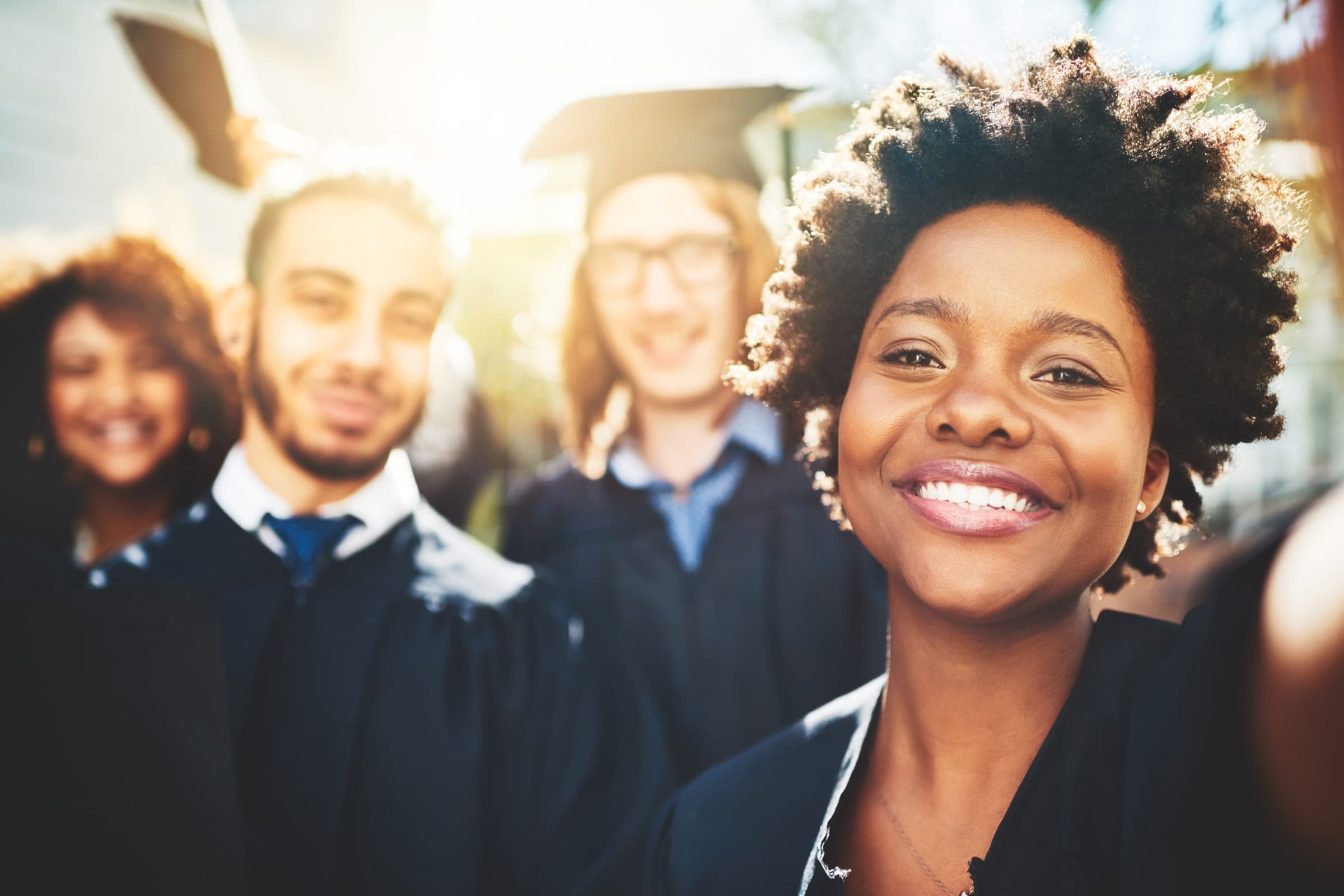 Grupo de graduados angolanos a celebrar a conclusão dos estudos ao ar livre
