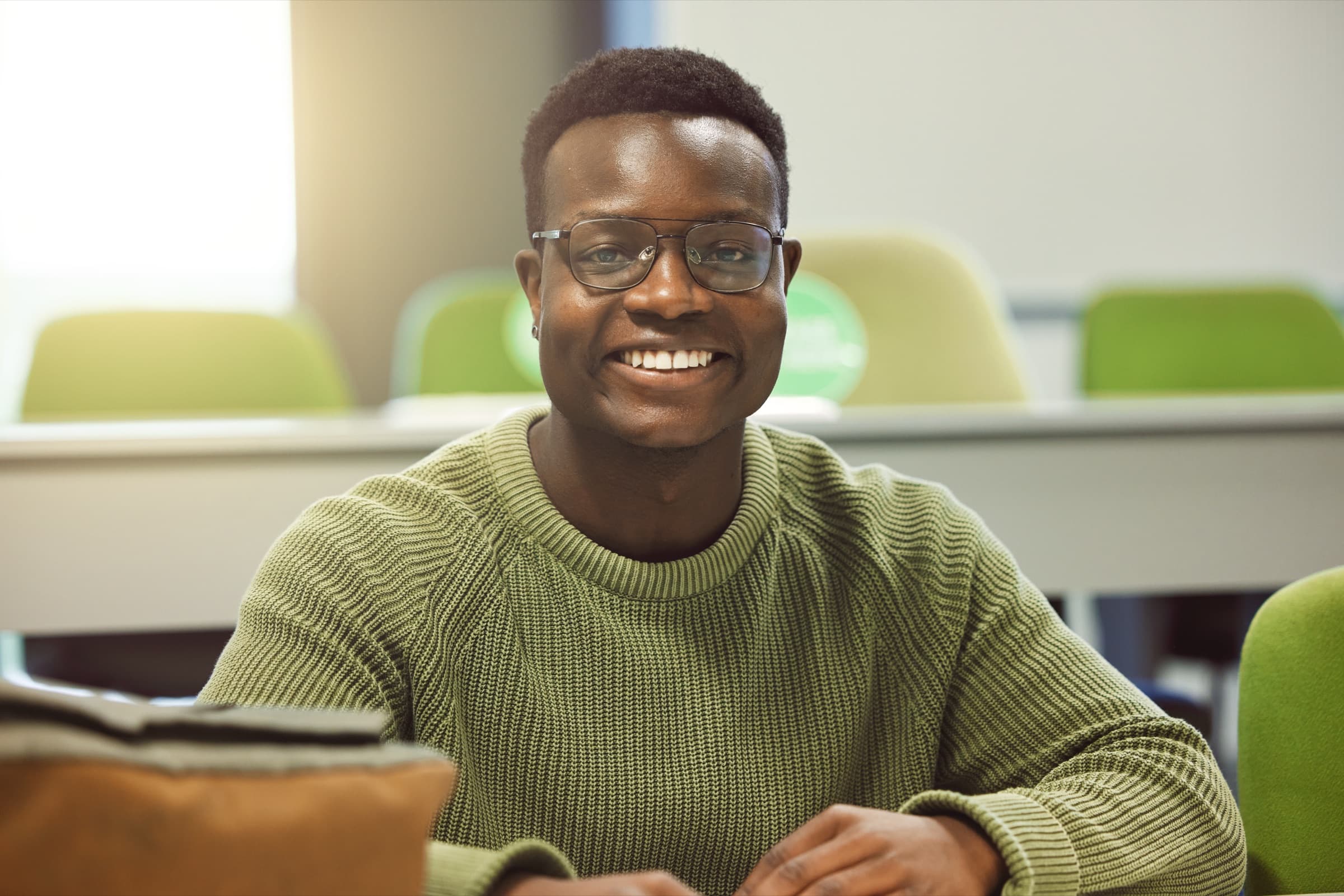 Estudante do IDEA sorridente numa sala de aula moderna
