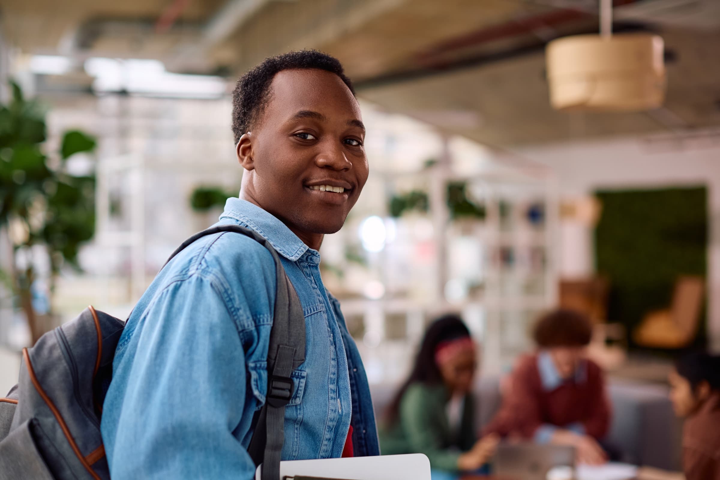 Estudante do IDEA sorridente, pronto para iniciar o seu percurso académico