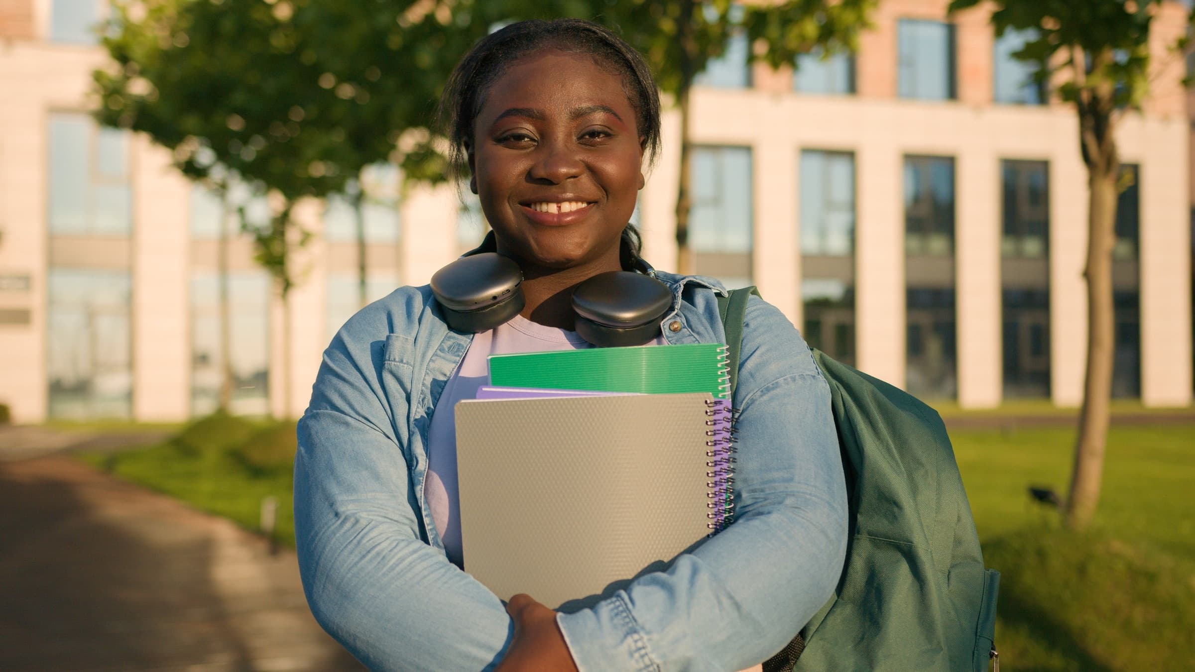 Estudante universitária angolana, confiante e pronta para o futuro